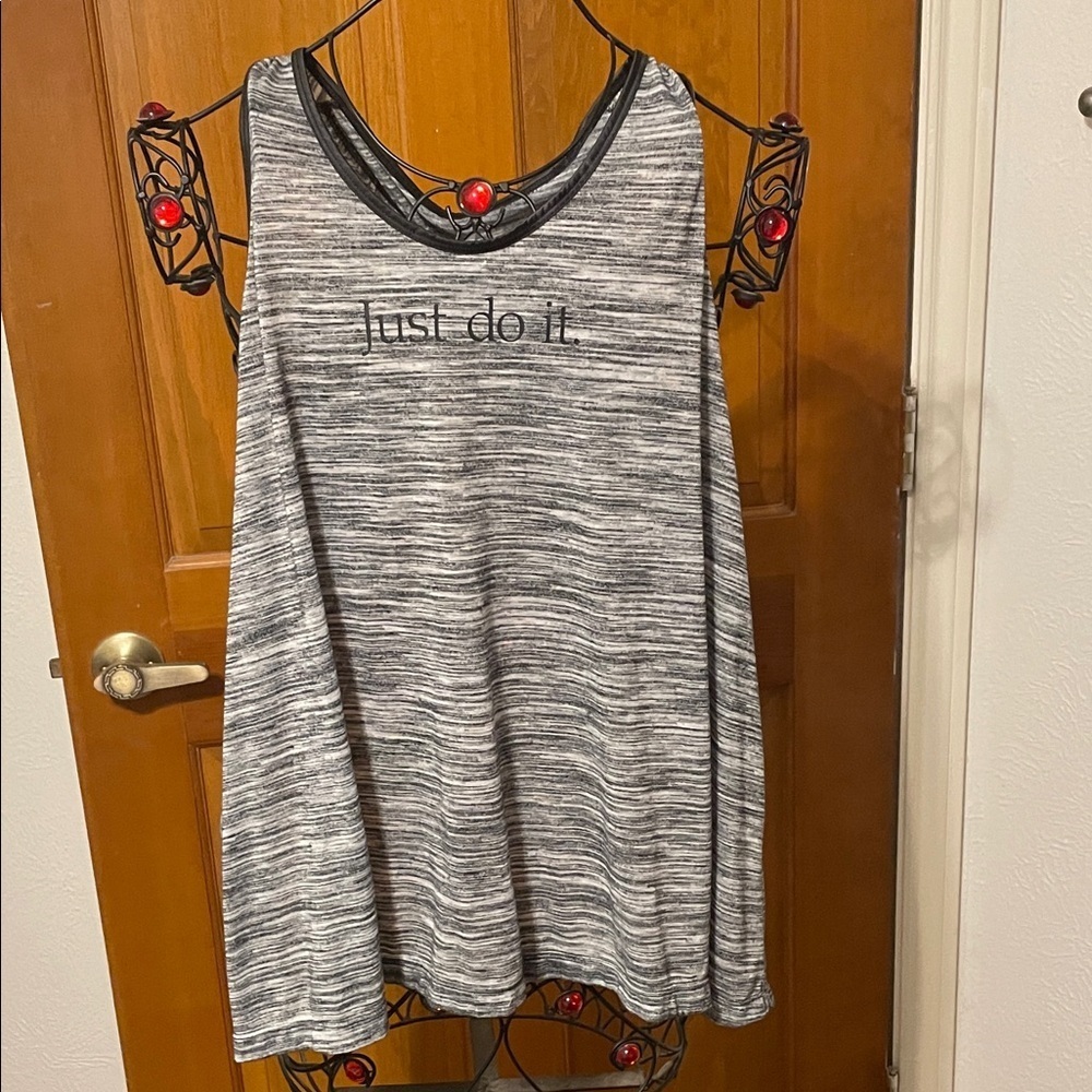 🏃‍♀️🏃‍♀️🏃‍♀️3 for 12$🏃‍♀️🏃‍♀️🏃‍♀️Nike Women's Black and White Striped Tank Top